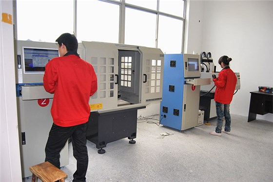 鑫爱饰品生产流程之模具雕刻